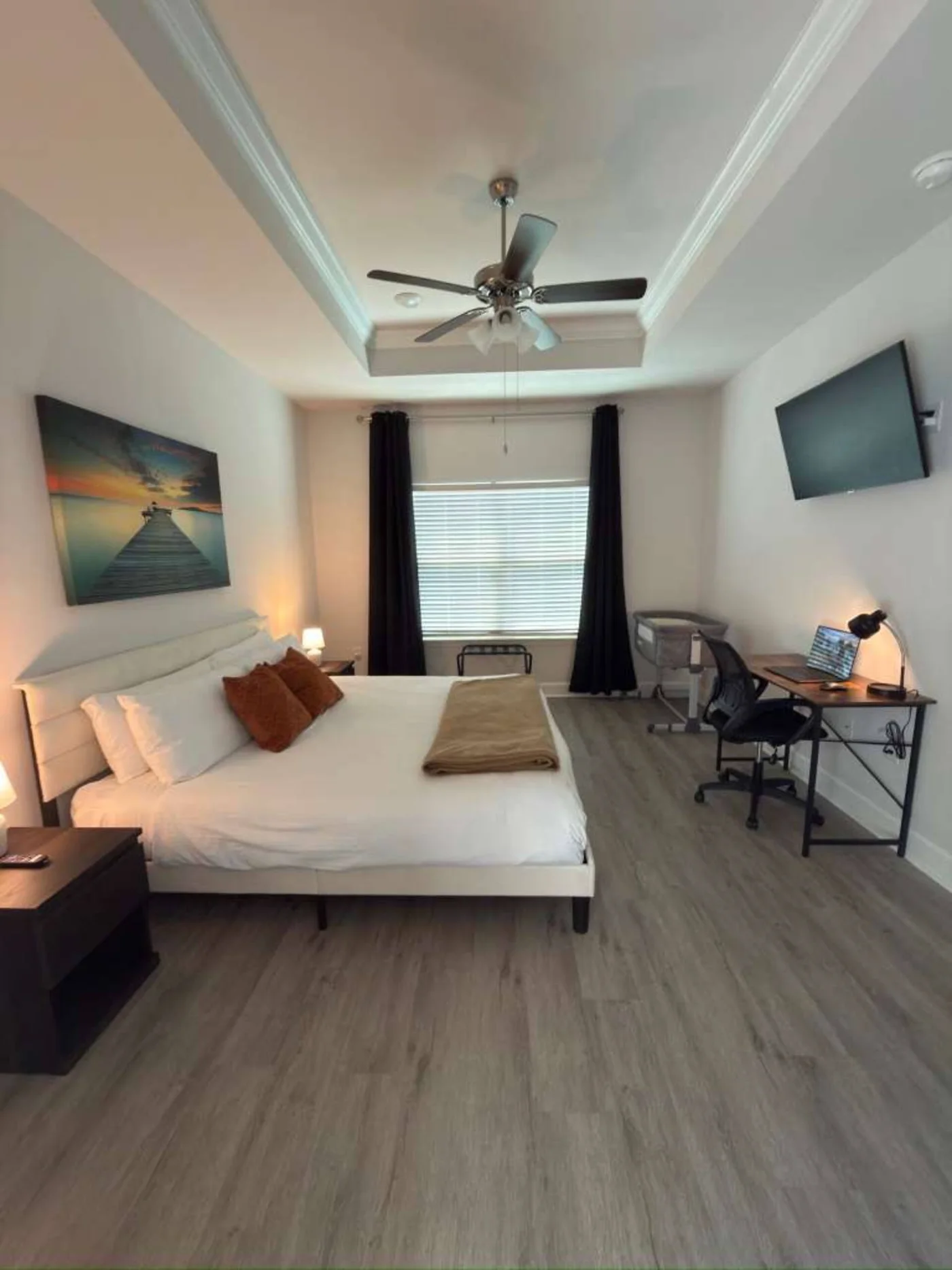Dormitorio con cama y escritorio