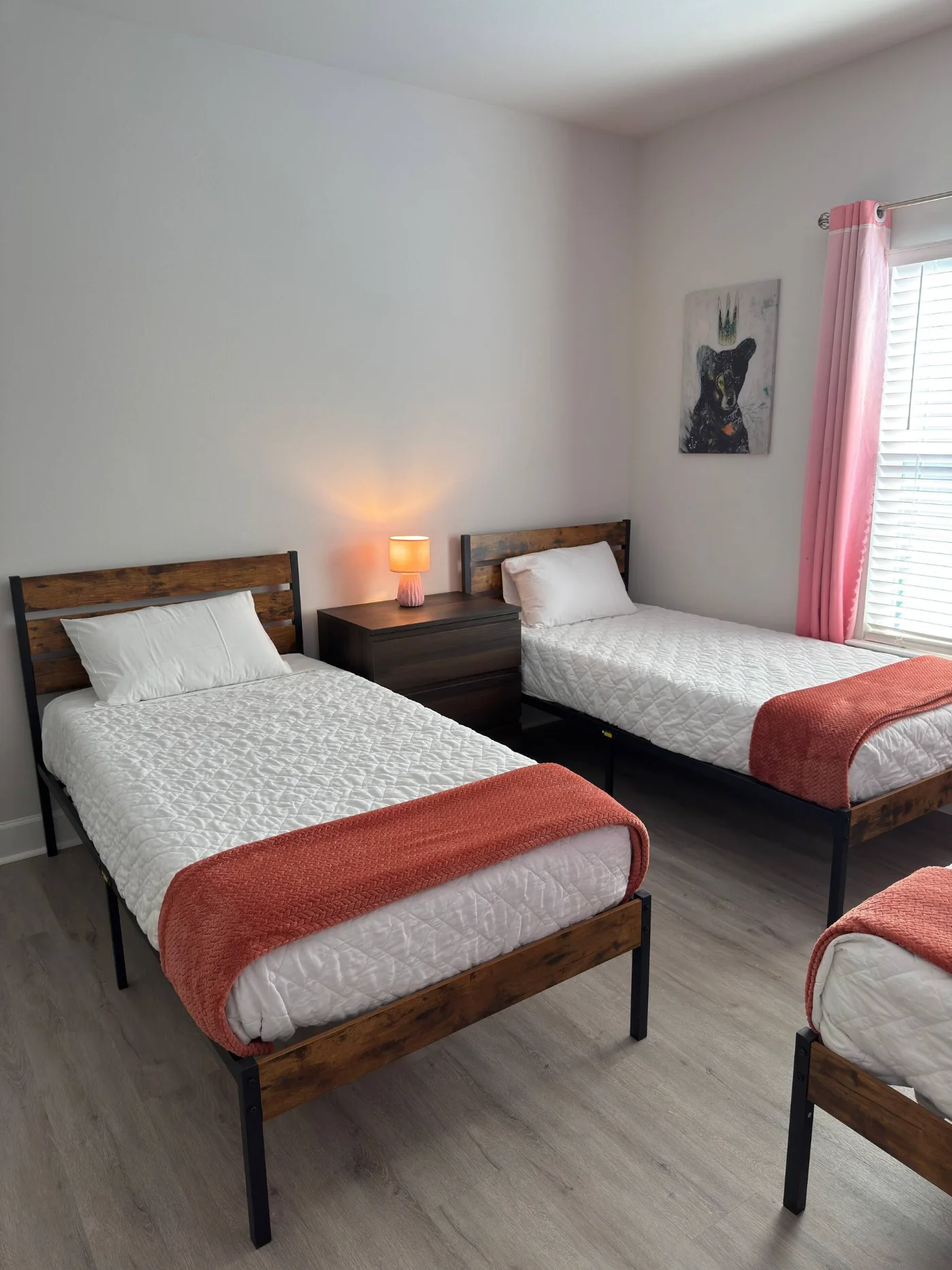 Dormitorio con dos camas individuales