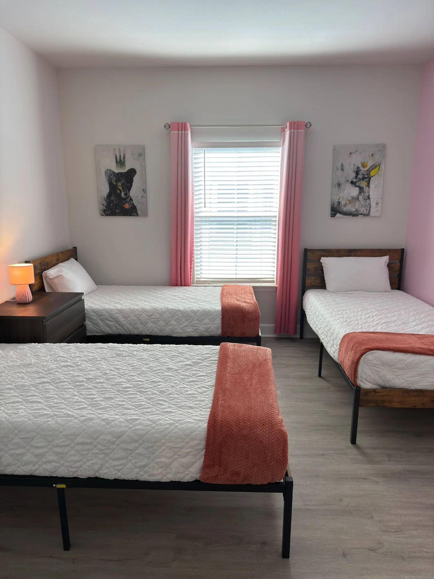 Dormitorio con dos camas y mesillas