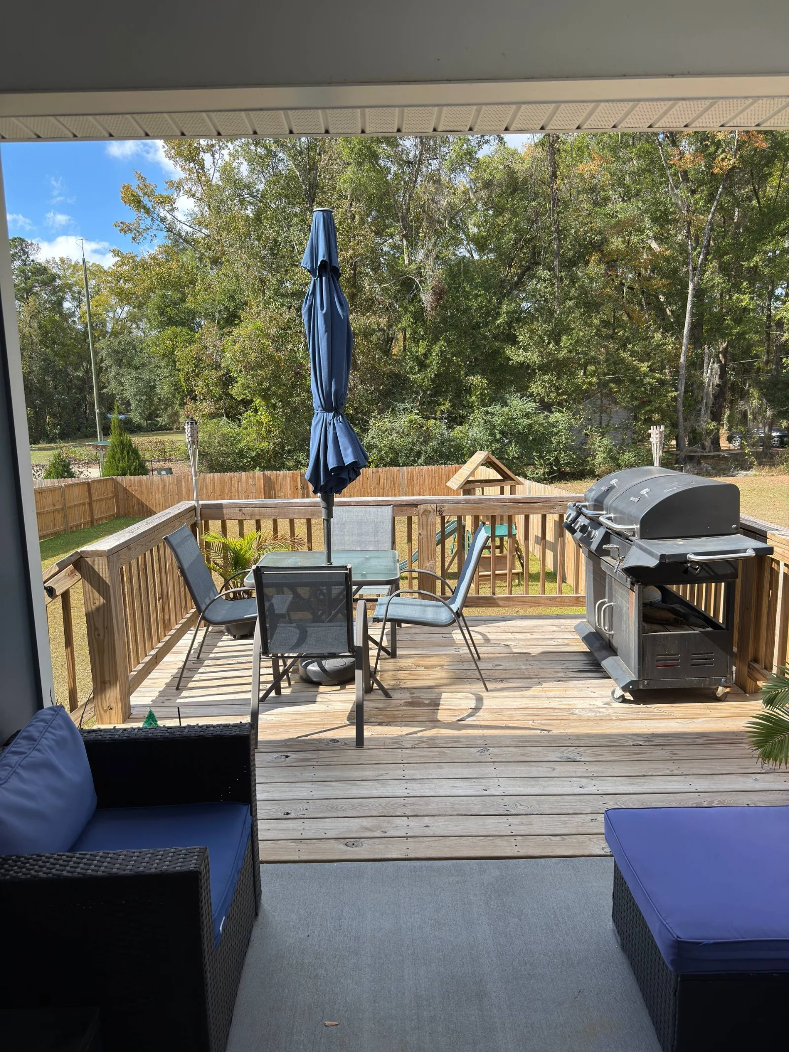 Terraza con barbacoa y mesa