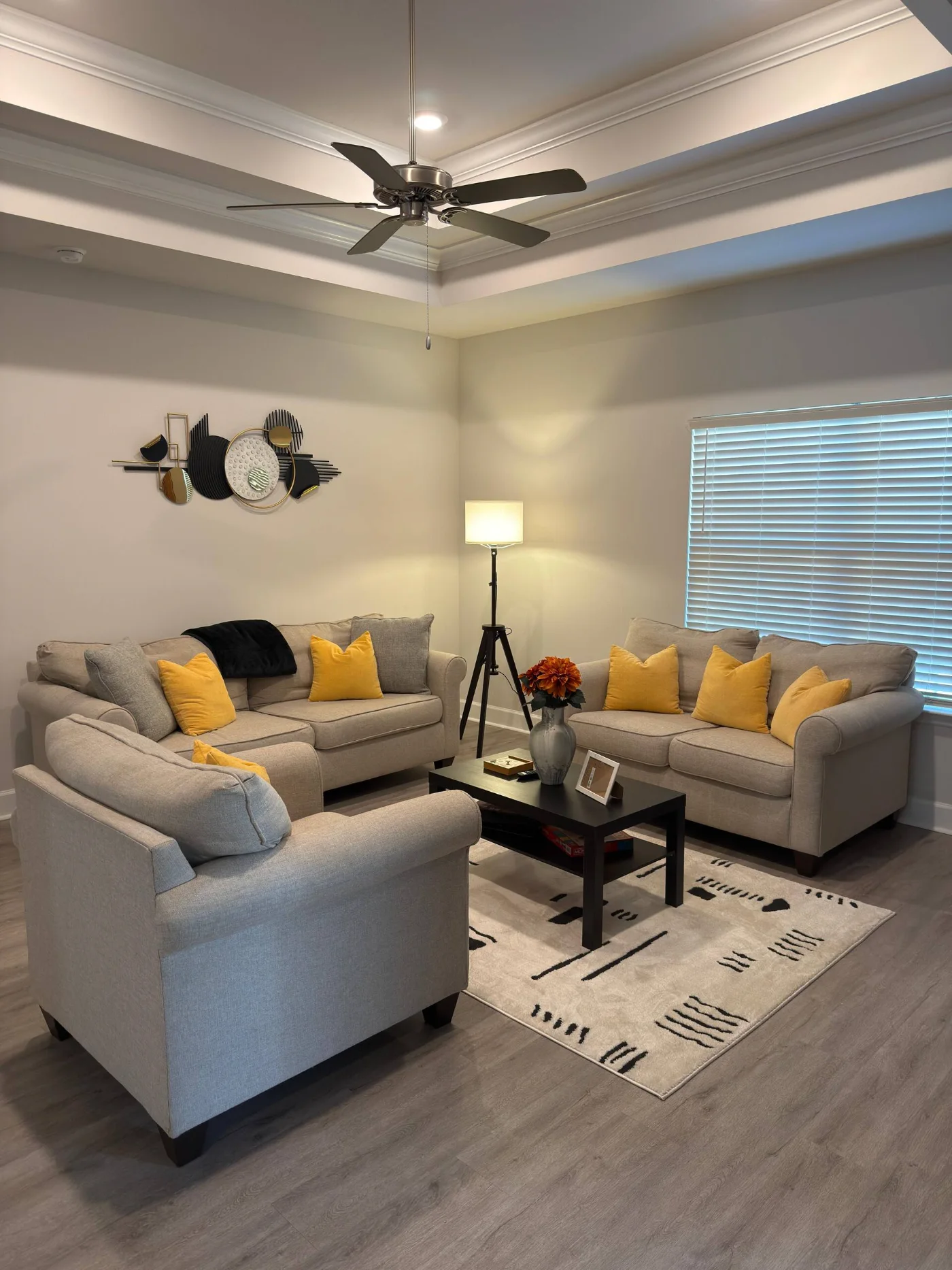 Salón con sofás y cojines amarillos