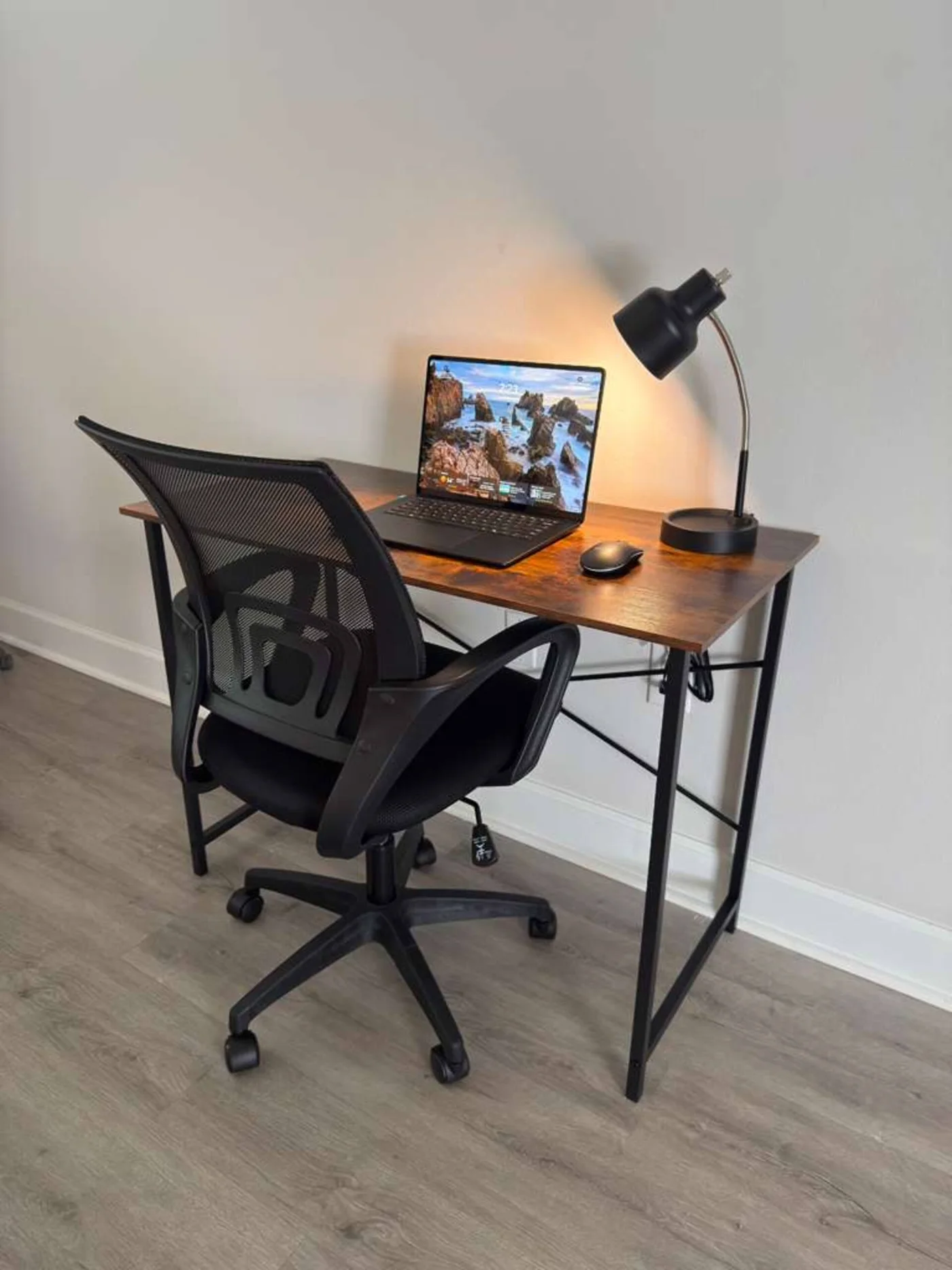 Escritorio con silla de oficina